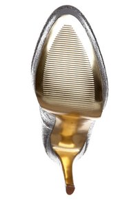 Suola di scarpa con tacco alto con una finitura metallica dorata. Presenta scanalature testurizzate per una maggiore aderenza e un design a punta. Il colore è principalmente argento.