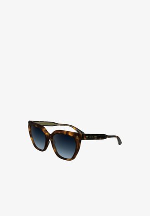 Occhiali da sole tortoiseshell marroni con una grande montatura a occhio di gatto, lenti blu sfumate e accenti dorati sulle tempie. Logo del marchio visibile sul lato.