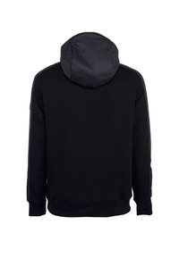 Czarna bluza z kapturem o gładkiej fakturze materiału. Posiada dużą, miękką kieszeń oraz ściągacze przy mankietach. Prosty design bez widocznych logo czy wzorów.