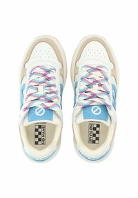 Baskets avec une tige blanche, des accents beige, un logo bleu et des lacets à motifs multicolores. Présente une semelle intérieure à carreaux et une semelle texturée.