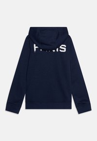 Námořnická modrá mikina s velkým bledým potiskem "PARIS" na zádech, která má kapuci na šňůrku a vroubkované manžety a lem.