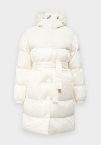 Hvit pufferjakke med hette, har belte rundt midjen, ribbede detaljer og trykknapper. Glatt, blank tekstur med quiltet mønster.