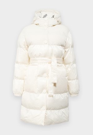 Valge puhvri rõivas kapuutsiga, mis on varustatud vöödiga, ribakujundusega detailide ja nupuga. Sile, läikiv tekstuur koos õmmeldud mustriga.