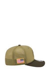 Khaki-Kappe mit Mesh-Einsätzen, gebogenem Schirm, gesticktem Patch und Label der U.S.-Flagge. Aus glattem Stoff mit strukturierter Silhouette.