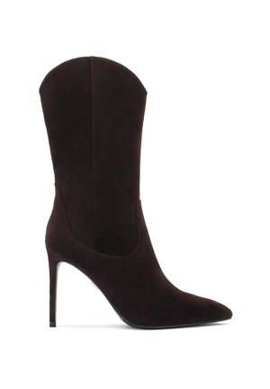 Stivale in suede marrone alla caviglia con punta appuntita, alto tacco a stiletto e un design unico con ritaglio curvato lungo il gambale, che offre una silhouette elegante.