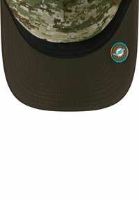 Dunkelgrüne Kappe mit einem Camouflage-Musterstoff auf der Vorderseite. Verfügt über einen schwarzen Schirm und ein rundes Logo an der Seite.