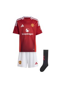 Tenue de football rouge avec shorts blancs. Présente le logo Adidas, le logo de Manchester United et le logo du sponsor Snapdragon. Comprend des chaussettes noires.
