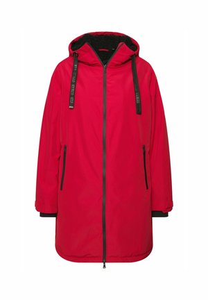 Chaqueta roja con capucha y cremallera frontal, detalles en negro, dos bolsillos laterales y un forro interior texturizado. Cuenta con cordones ajustables en la capucha.