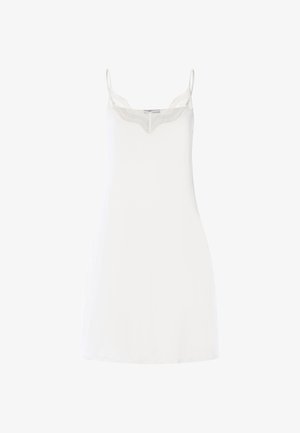 Biała sukienka na ramiączkach z cienkimi paskami i delikatną koronkową lamówką przy kwadratowym dekolcie, prezentowana na jednolitym tle.