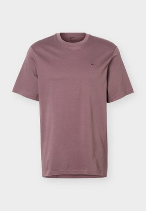 Μωβ κοντομάνικο μπλουζάκι Nike Dri-FIT με στρογγυλή λαιμόκοψη και μικρό κεντητό λογότυπο Swoosh στο αριστερό στήθος.