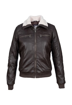 Chaqueta de cuero marrón con cuello de borrego, cremallera frontal, dos bolsillos con cremallera en el pecho y puños y dobladillo acanalados. Textura suave, diseño ajustado.