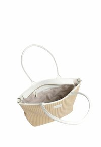 Beige vævet tote taske med hvide læderdetaljer, to håndtag, en åben top og en enkelt lynlås lomme indeni.