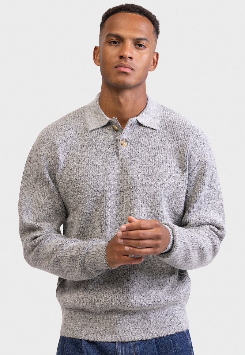 Grå strikket genser med krage, med en treknappers plackett og ribbestrikkede mansjetter for ekstra tekstur og passform.