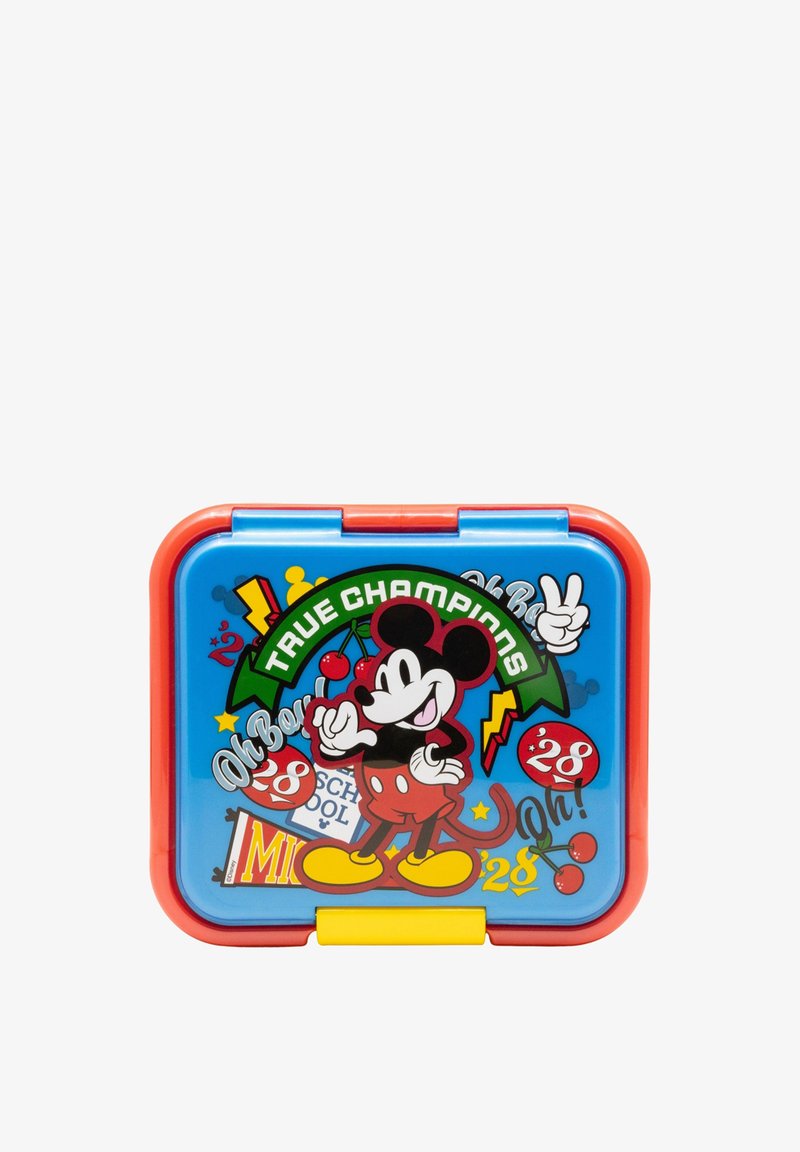 Blauwe lunchtas met rode accenten, voorzien van een cartoonfiguur, levendige graphics en de tekst "ECHTE KAMPIOENEN" tussen sterren en kersen.