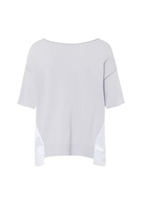Haut gris métallique à manches courtes avec une coupe ample, comportant un accent en satin blanc lisse sur les côtés et un décolleté large, dénudé d'épaules.
