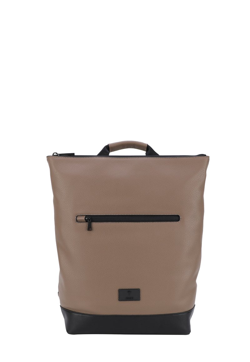 Mochila texturizada beige con un acabado mate, que cuenta con un bolsillo frontal con cremallera y un acento negro en la parte inferior. Incluye un asa superior para llevarla.