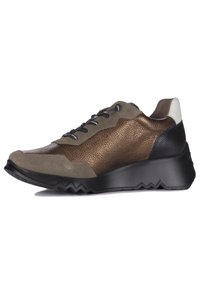 Zapatilla con una mezcla de cuero texturizado marrón y ante verde oliva. Suela de goma negra con patrón en zigzag. Cordones negros y acento blanco en el talón.