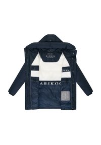 Námornícka izolovaná bunda s fleece podšívkou, zipsovými vreckami, akcentmi na šnúru a logom na vnútornom paneli. Povrchová úprava odolná voči poveternostným vplyvom.