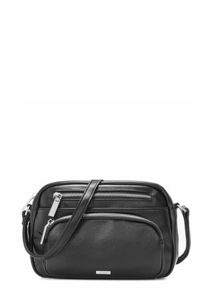 Czarna skórzana torba na ramię z regulowanym paskiem, dwoma przednimi kieszeniami na zamek i srebrnymi okuciami na białym tle.