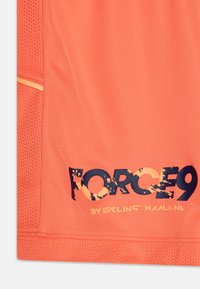 Oranži sportlikud lühikesed püksid, millel on külgedel võrgumaterjal, tumblue print "FORCE9" ja allpool tekst "BY ERLING HAALAND".