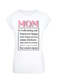 Weißes T-Shirt mit kurzen Ärmeln, das in fettem Pink den Schriftzug "MOM" zeigt, mit einer definitionsähnlichen Beschreibung in Schwarz darunter.
