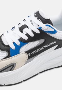 EA7 Emporio Armani CRUSHER SONIC MIX UNISEX - Sneakers low - white/black/blue/syrah