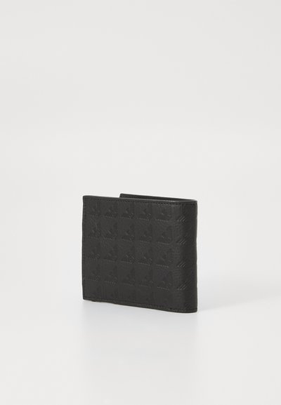 Portofel negru din material texturat, cu un model geometric de triunghiuri. Design compact, cu două pliuri și margini netede.