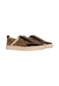 Sneakers con tomaia in suede marrone e pelle lucida, suola in gomma beige piatta e lacci verde oliva. Presenta una linguetta sul tallone.