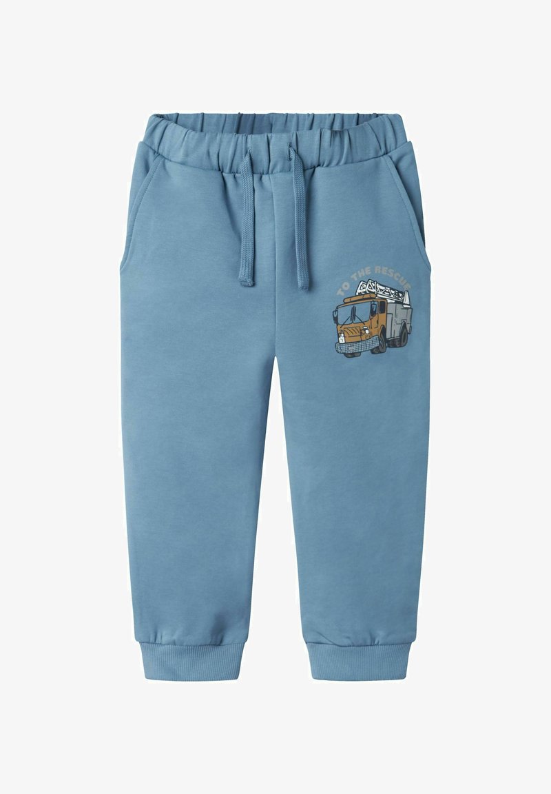 Lichtblauwe sweatpants van zacht materiaal, met een elastische tailleband, zijzakken en een bedrukte brandweerwagenprint met "TOT DE REDDING."