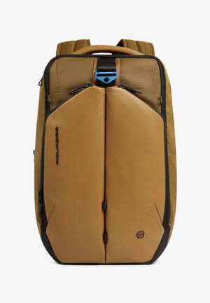 Bruine en beige rugzak met twee voorvakken met rits, gevoerde banden, bovenste handvat en zwarte Piquadro branding op het voorpaneel.