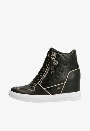 Zapatillas deportivas tipo cuña de cuero sintético negro con patrones florales en relieve, cremalleras plateadas y suelas de goma blancas. Presentan detalles decorativos metálicos.