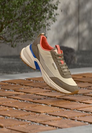 HIKE RUNNER - Treniņu apavi - light cashew/desert taupe/blue