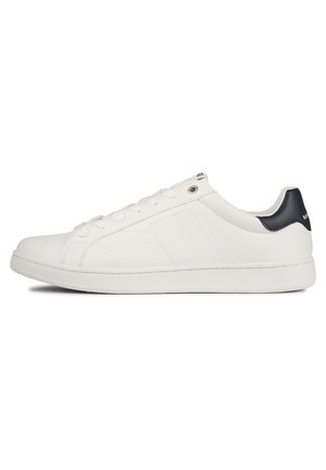 Lavtop hvid lædersneaker med hvide snørebånd, syninger og sort hælkappe med logo.