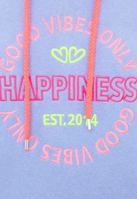 Hoodie lilas clair avec texte brodé en rose vif et vert néon, cordons torsadés orange, design graphique rond et 'EST. 2014.'.