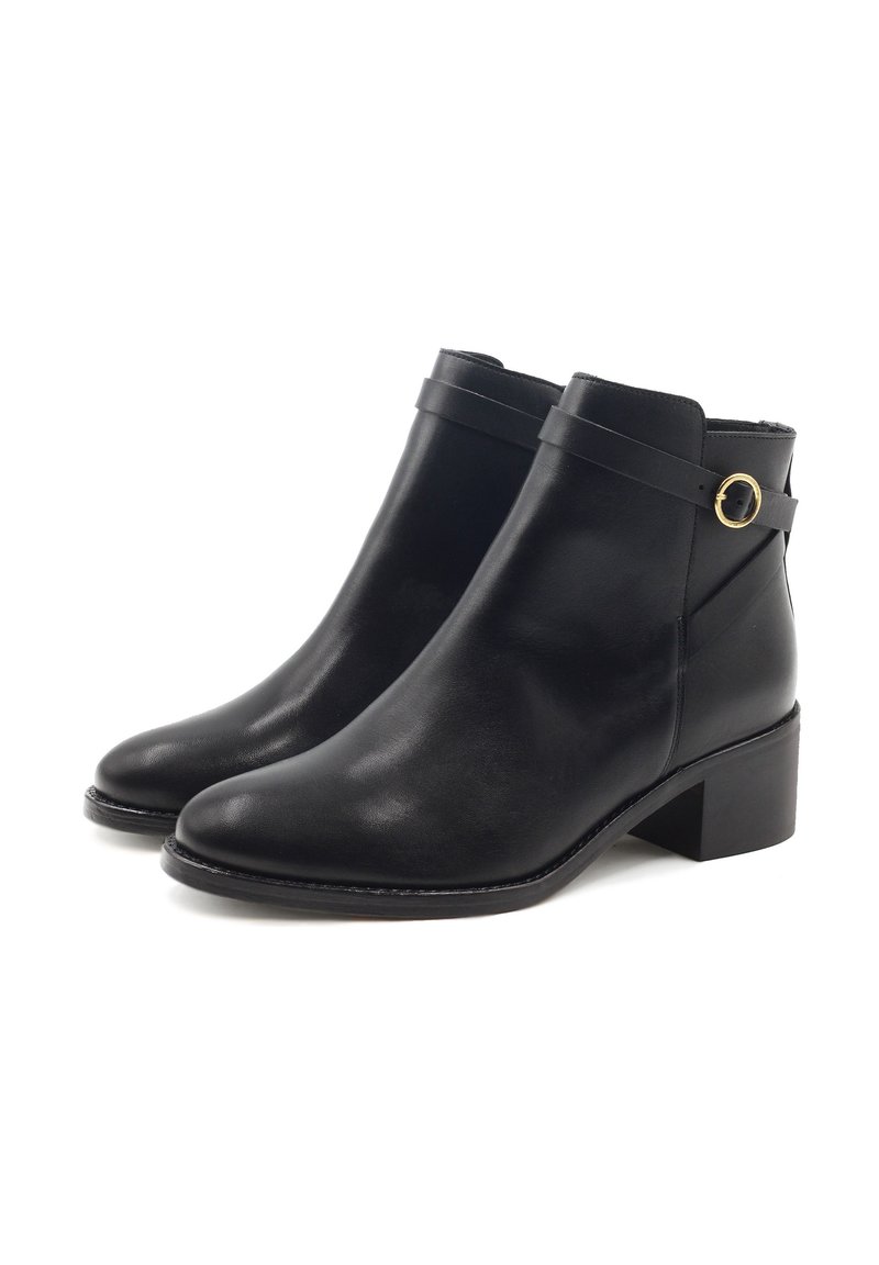 Schwarze Leder-Stiefeletten mit runder Zehenform, niedrigem Blockabsatz und einem dekorativen Riemen mit einem runden goldenen Akzent.