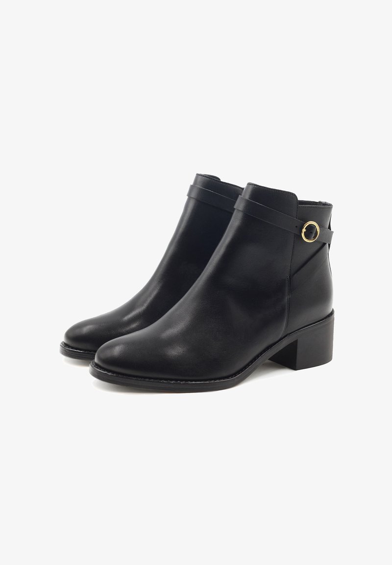 Schwarze Leder-Stiefeletten mit runder Zehenform, niedrigem Blockabsatz und einem dekorativen Riemen mit einem runden goldenen Akzent.