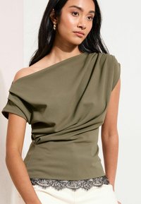 Nevybráno, green lace hem