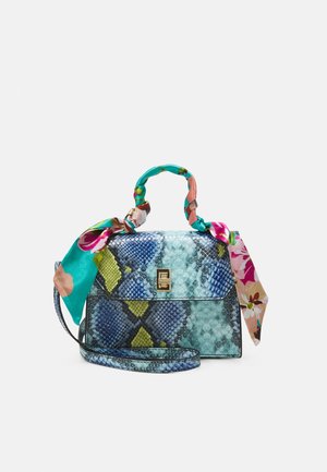 Petit sac à main rectangulaire en cuir de serpent bleu et vert avec un fermoir doré et un foulard floral coloré noué autour de la anse supérieure.