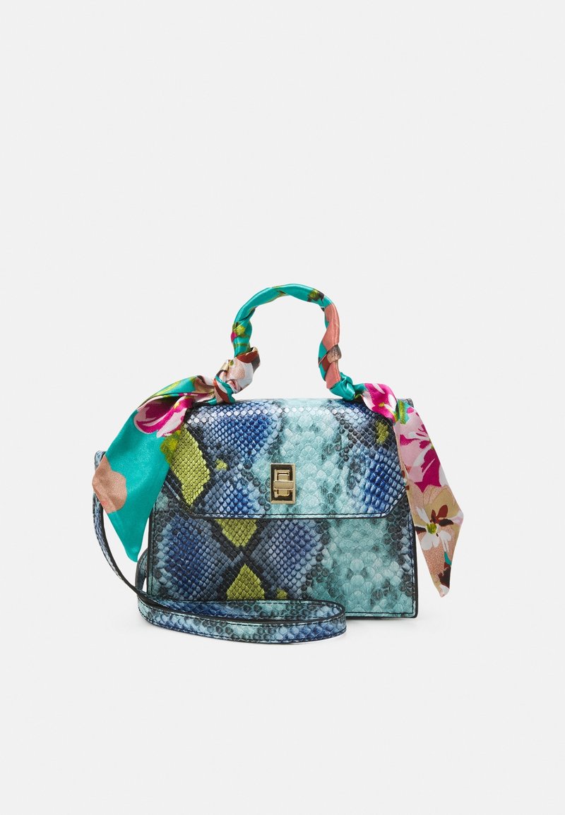 Petit sac à main rectangulaire en cuir de serpent bleu et vert avec un fermoir doré et un foulard floral coloré noué autour de la anse supérieure.