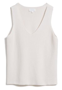 Hihaton valkoinen neulepaita, jossa on V-aukko, teksturoitu kangas ja suora helma. Kauluksen kohdalla näkyvä etiketti.