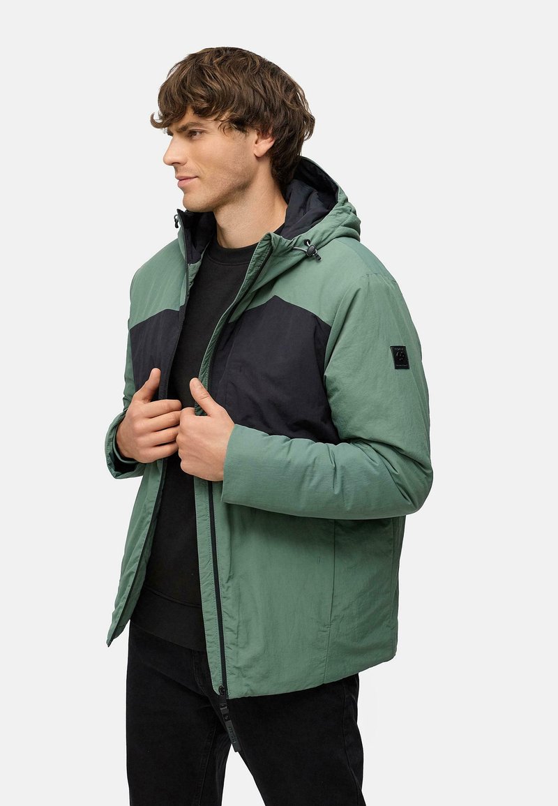 Grøn og sort tofarvet zip-up jakke med hætte, letvægtsmateriale, for- og baglommer samt justerbar hætte med snore.