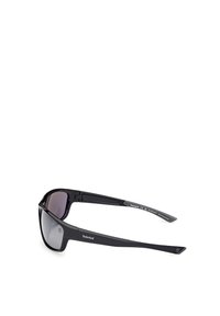 Schwarze Sonnenbrille mit sportlichem Design, ausgestattet mit grauen Verlaufslinsen, einem eleganten Gestell und Timberland-Logo an der Seite.