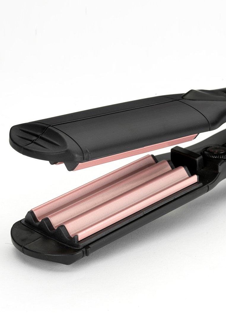 Plancha para el pelo negra con placas de cerámica rosa y estriadas. Presenta un mango negro texturizado y un botón de ajuste de temperatura en el lateral.