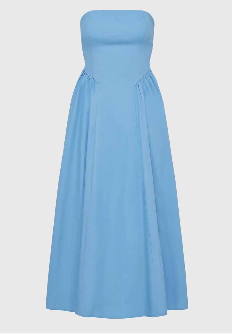 Sukienka bez ramiączek o długości midi w jasnoniebieskim kolorze. Gładki materiał z dopasowanym górym oraz marszczonymi bokami, tworząc balonowy fason.
