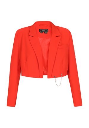 Kürzerer roter Blazer aus glattem Stoff, mit strukturierten Schultern, einer Taschenklappe und silbernen Kettenakzenten am Saum.