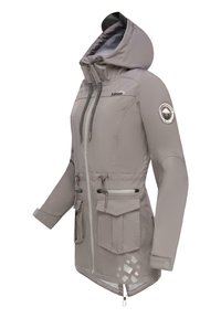 Chaqueta impermeable de color gris claro con capucha ajustada, múltiples bolsillos, cierres de cremallera y detalles reflectantes cerca del dobladillo. Textura suave.