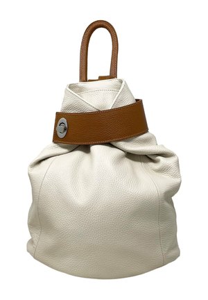 Witte leren tas met een gestructureerde afwerking, voorzien van een bruine leren schouderband en een ronde handgreep. Het ontwerp heeft een gathered bovenkant en een metalen accent.