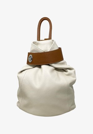 Sac en cuir blanc avec une finition texturée, équipé d'une sangle en cuir marron et d'une poignée arrondie. Le design inclut un haut froncé et un accent en métal.