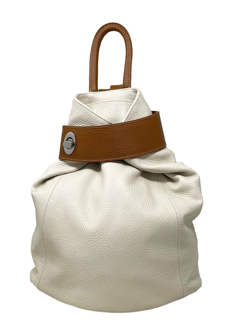 Vit läderväska med strukturerad yta, med en brun läderrem och ett runt handtag. Designen inkluderar en samlad topp och en metallaccent.