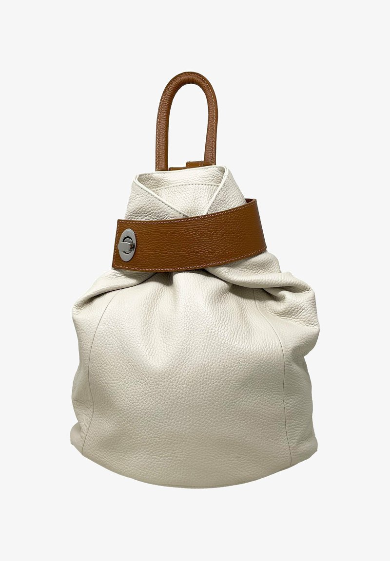 Vit läderväska med strukturerad yta, med en brun läderrem och ett runt handtag. Designen inkluderar en samlad topp och en metallaccent.